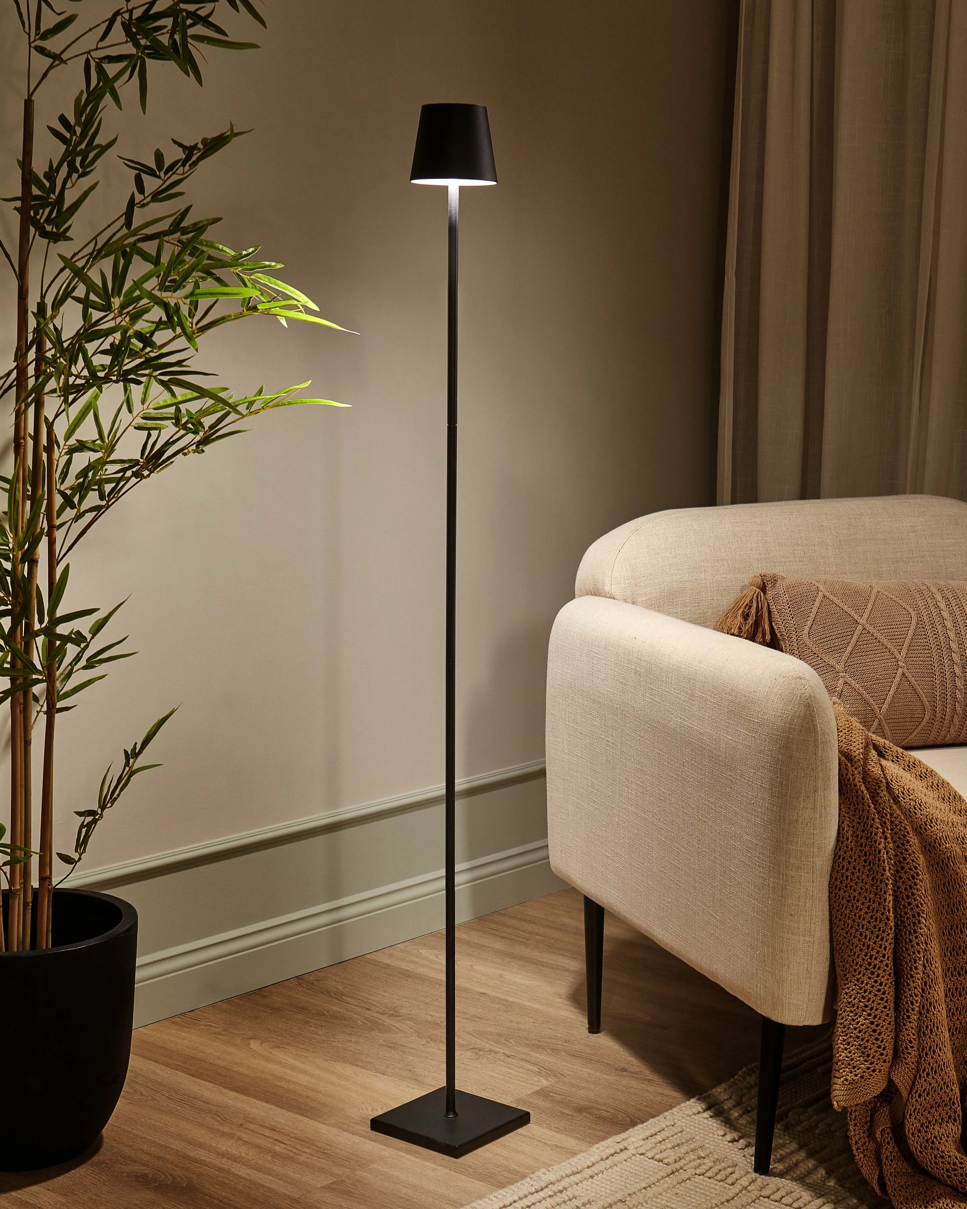  Wireless LED Floor Lamp GAVARRESA Metal Black