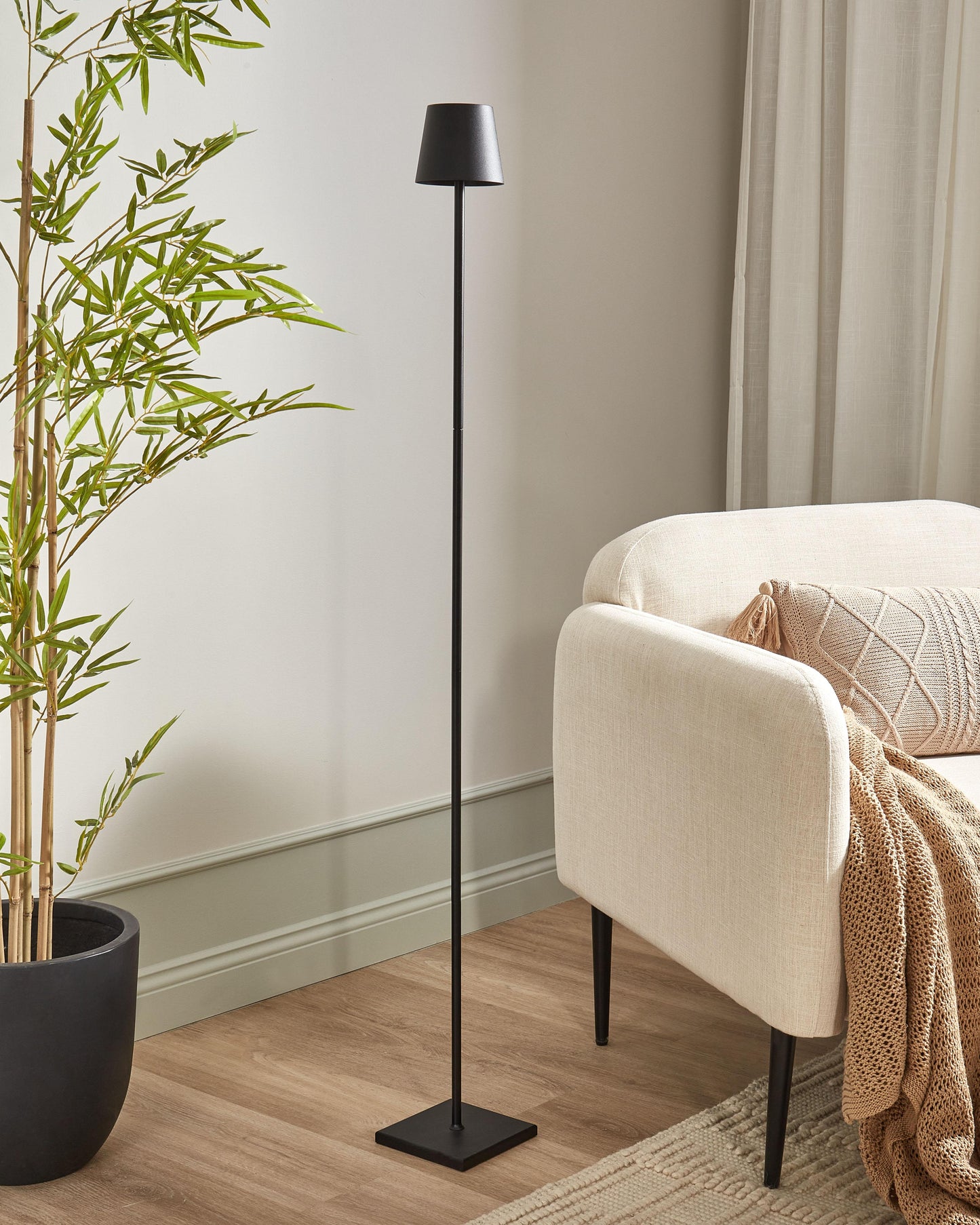  Wireless LED Floor Lamp GAVARRESA Metal Black
